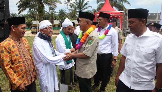 Masyarakat Mahato Sambut Meriah Kunjungan Kerja Gubri dan Bupati Rohul